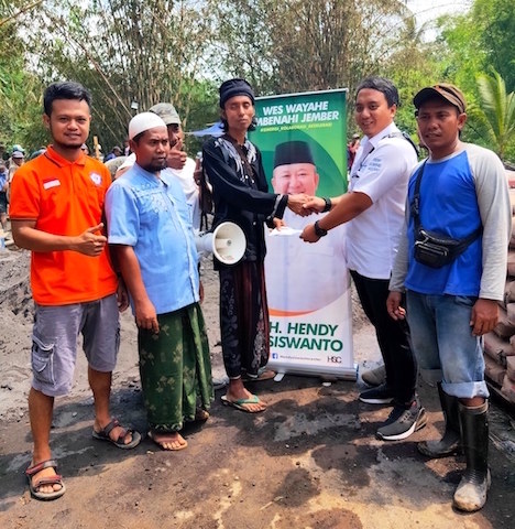 Iba Warga Patemon Bangun Sendiri Jembatan, Haji Hendy pun Turut Menyumbang